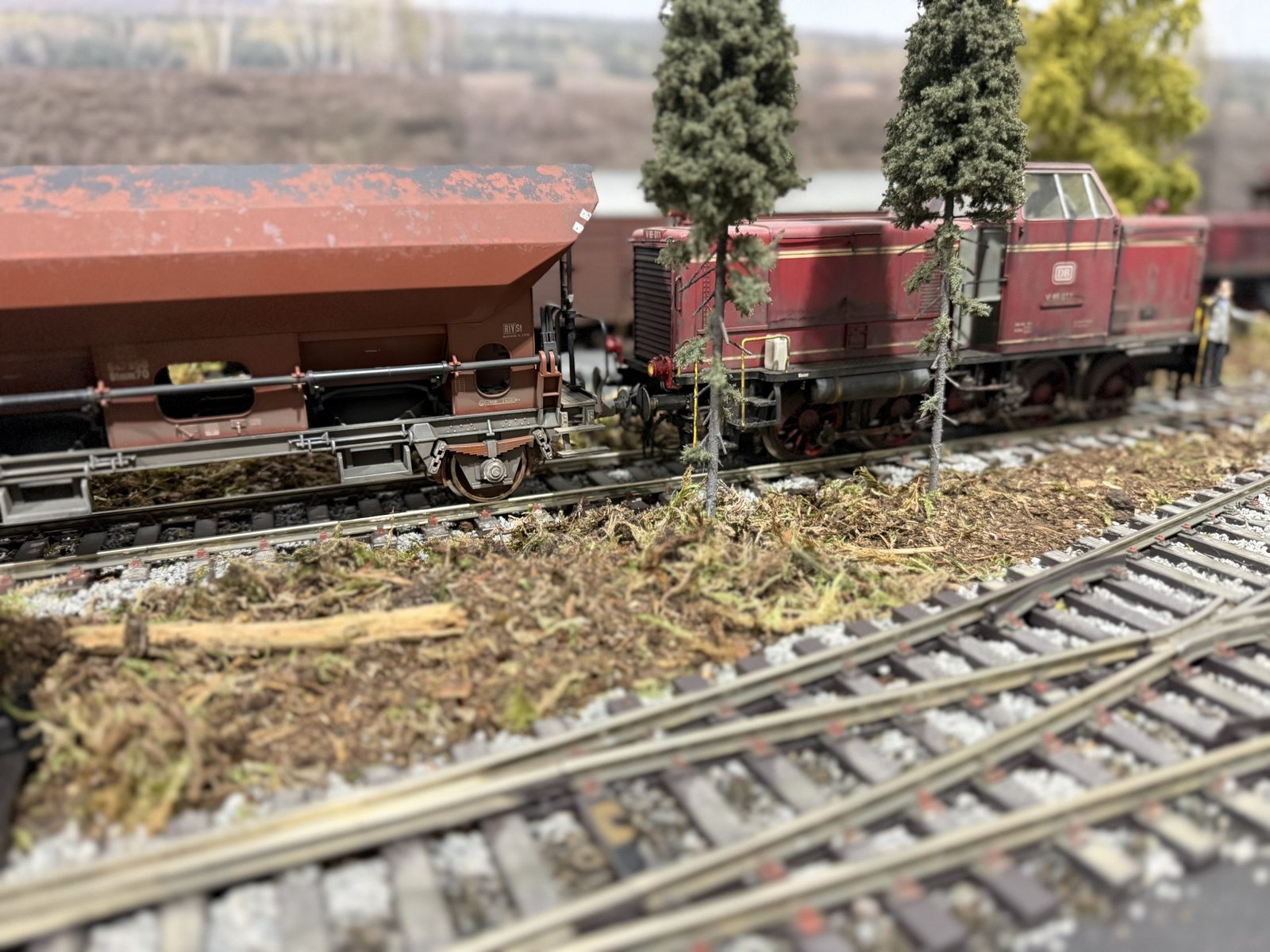 V65 locomotive and wagon on a Gauge 1 model railway