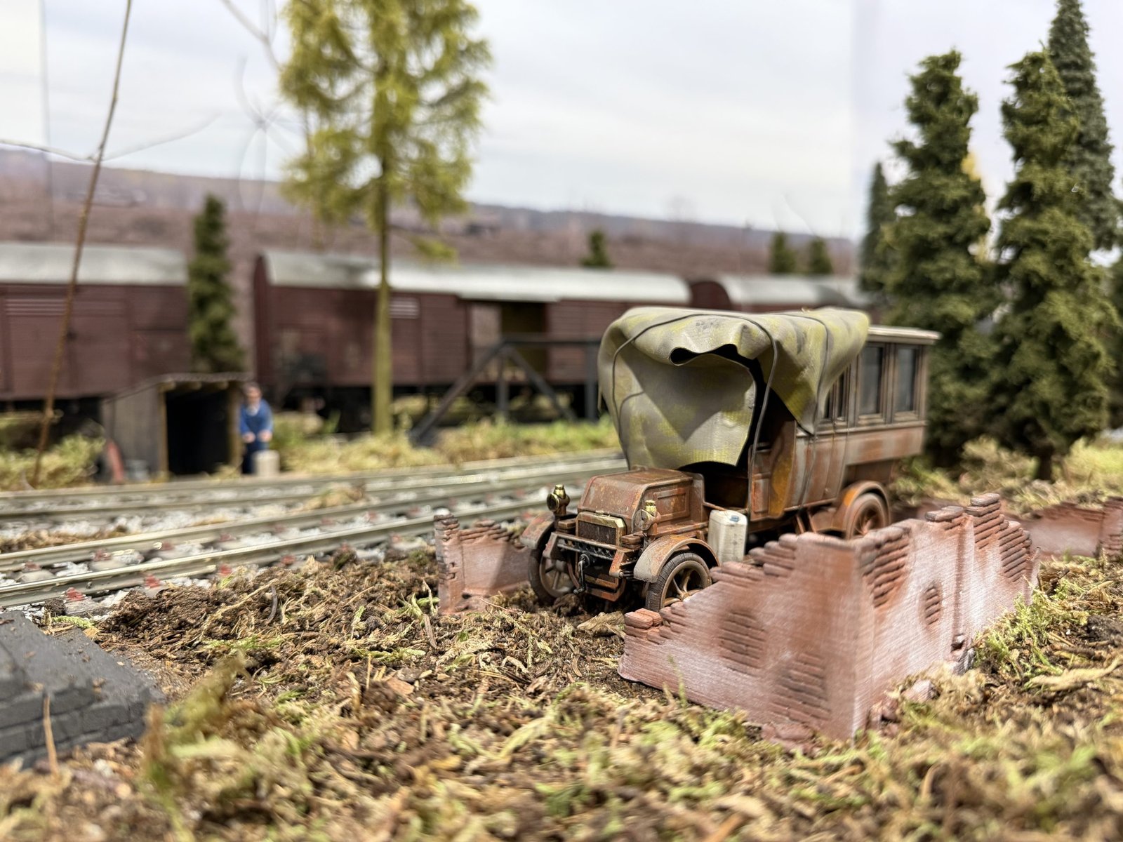 Rusty car on a Gauge 1 model railway layout